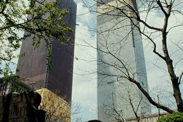 wtc-by-camilo-jose-vergara-el-trade-center-se-levanta-sobre-el-cementerio-de-la-iglesia-de-st-paul-19705E980840-6B14-22E5-5241-87A88D1DB324.jpeg