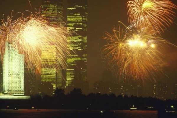 fireworks-for-4th-of-july-celebrations-with-statue-of-liberty-and-world-trade-center-towers-u-l-p46gxw09C23407F-7E13-64E9-0282-A1040E4A89CD.jpg